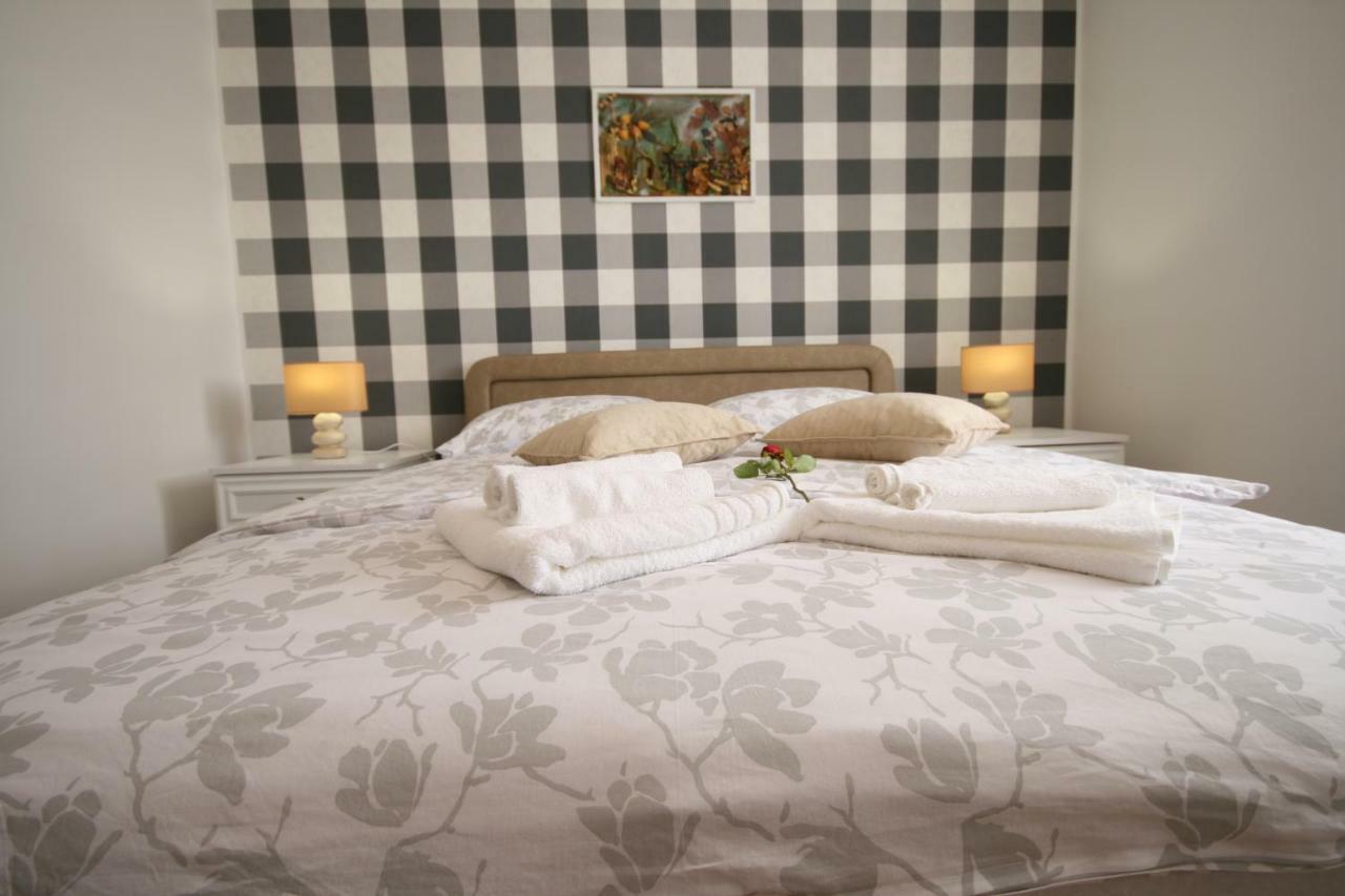 Holiday House Leona Оточац Екстер'єр фото