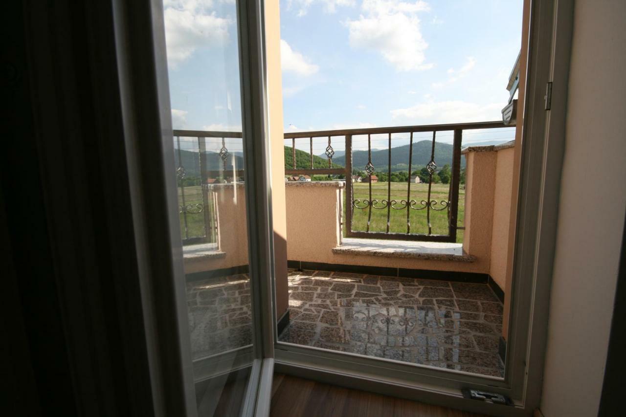 Holiday House Leona Оточац Екстер'єр фото